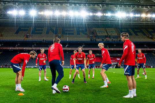 Kristian Thorstvedt, Morten Thorsby and players of the