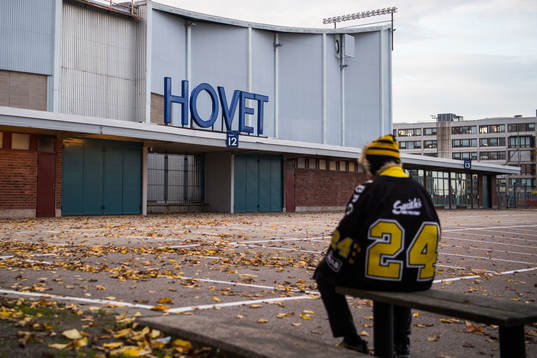 Supporter utanför Hovet innan ishockeymatchen i