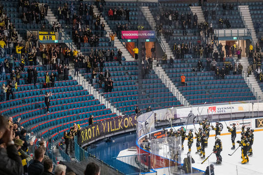 AIK jublar med supportrar
