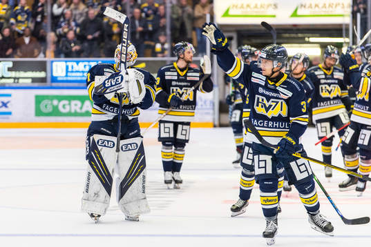 s målvakt Jonas Gunnarsson och Daniel Bertov jublar