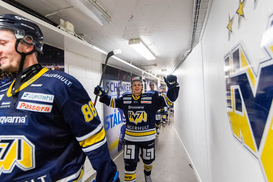 s Jonathan Wikström jublar