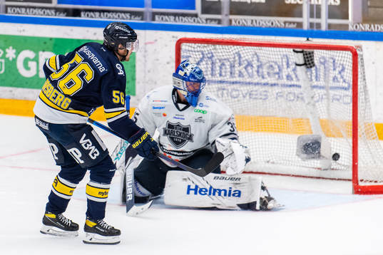 Karlskogas målvakt Lars Volden släpper in 5-2 på en