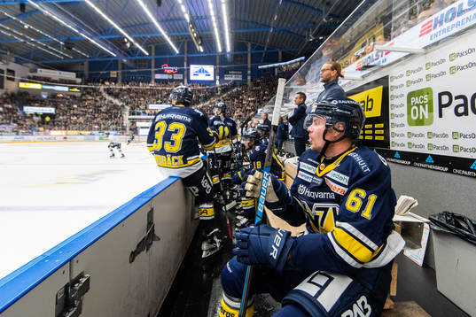 s Tommi Huhtala på bänken