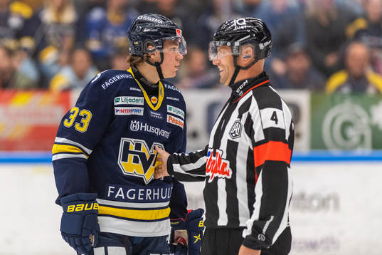 s Måns Lindbäck hålls undan av domare Sören Persson