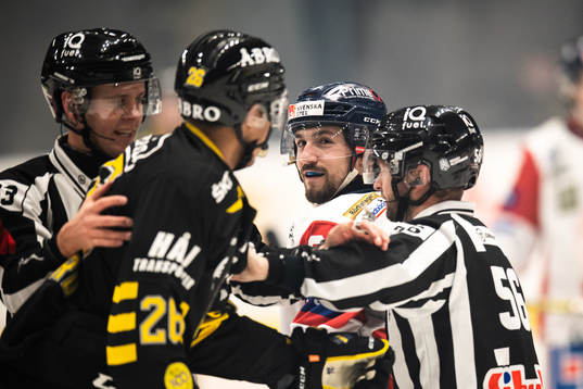 s Oscar Nord och Västerviks Skyler McKenzie i bråk