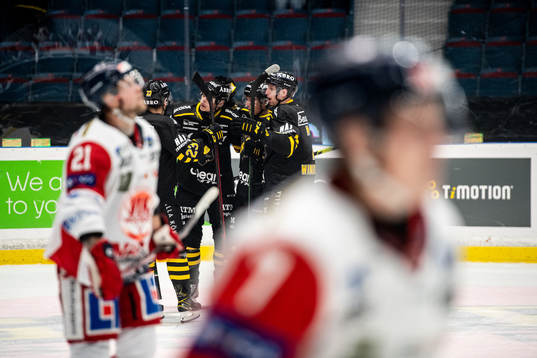 s Anton Holm jublar med lagkamrater