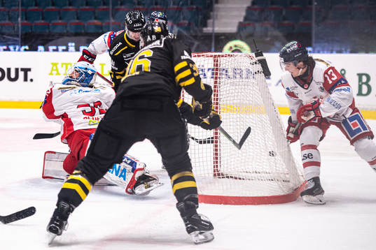 s Anton Holm gör 4-1 bakom Västerviks målvakt Edvin