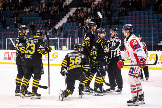 s Anton Holm med lagkamrater