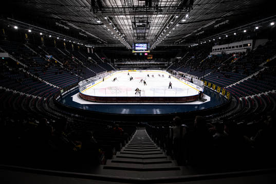Vy över ishockeymatchen i Hockeyallsvenskan mellan AIK och