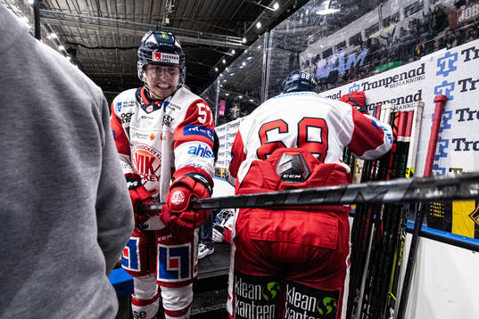 Västerviks Alfred Barklund slår sönder sin klubba