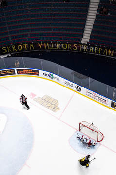 s Anton Holm gör 2-0 bakom Västerviks målvakt Edvin