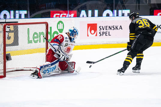s Anton Holm gör 2-0 bakom Västerviks målvakt Edvin