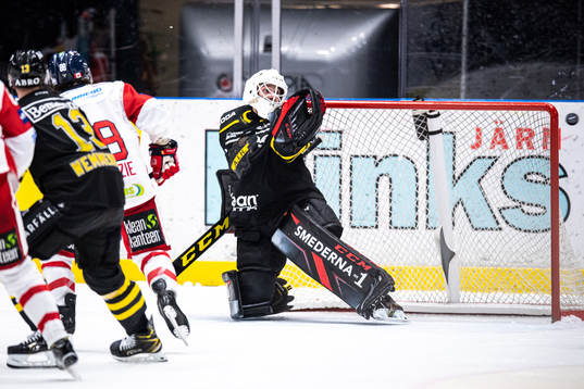 s målvakt Pavel Khomchenko