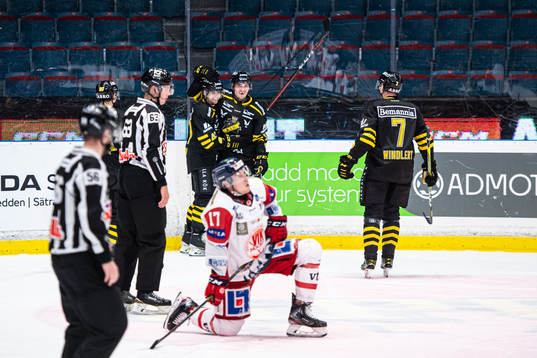 s Eric Norin jublar med lagkamrater