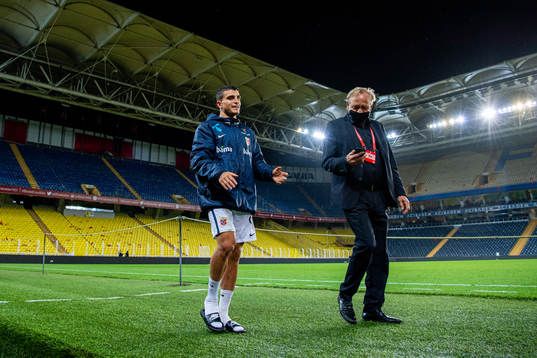 Mohamed Elyounoussi of Norway and Geir Ellefsen, head of
