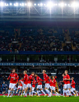 Stefan Strandberg and players of Norway warm up