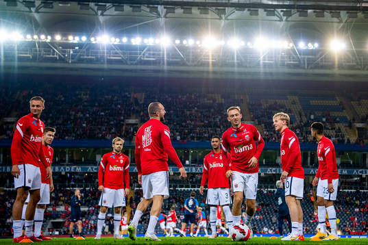 Fredrik Aursnes and players of Norway warm up