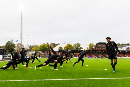 Brommapojkarnas spelare värmer upp