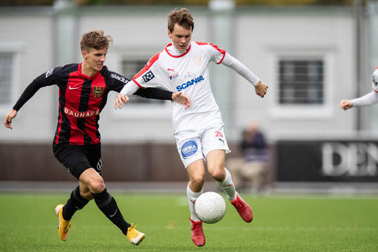 Brommapojkarnas Samuel Leach Holm och Assyriskas Moussa