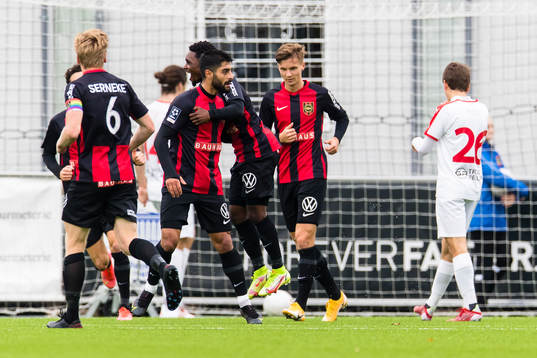 Brommapojkarnas Rodin Depren gör 1-0 och jublar med
