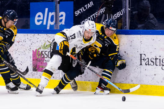Västerås Jimmie Jansson i kamp om pucken med