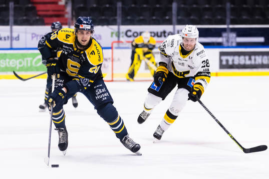 Södertäljes Tobias Lindberg jagas av Västerås Lukas