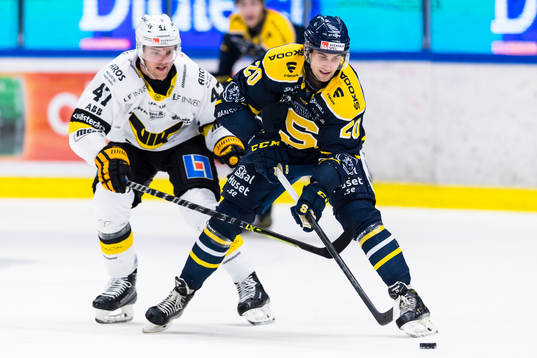 Västerås Roe Logan i kamp om pucken med Södertäljes