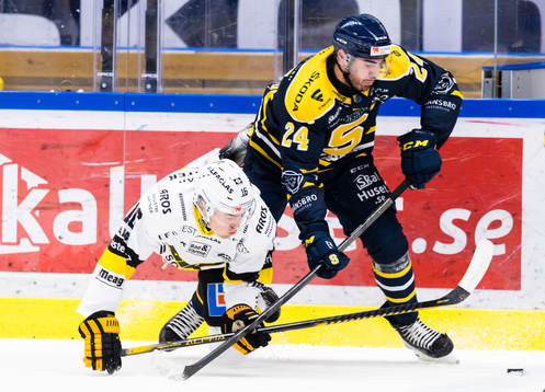 Västerås Filip Karlsson i kamp om pucken med