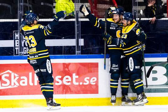 a höger) jublar med lagkamrater