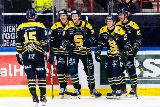 Södertäljes Brett Pollock (m) jublar med lagkamrater