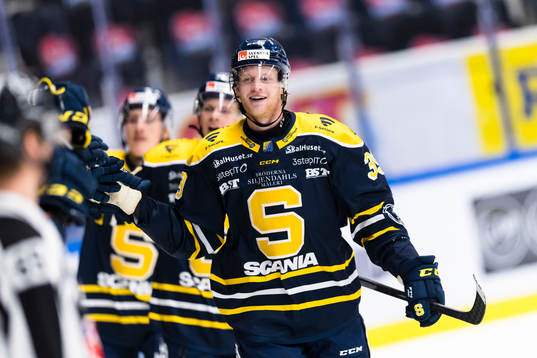 Södertäljes Brett Pollock jublar med lagkamrater