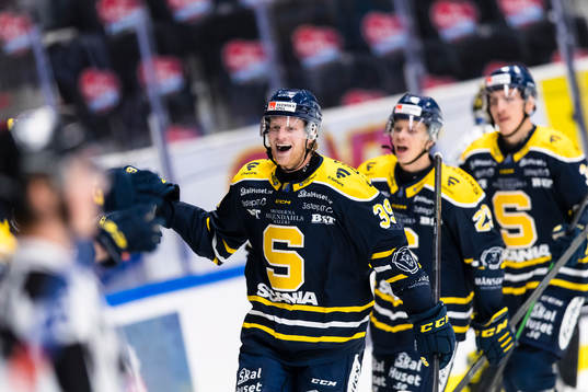Södertäljes Brett Pollock jublar med lagkamrater