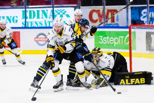 Södertäljes Jacob Dahlström oroar framför mål