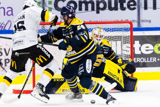 Södertäljes målvakt Nikita Tolopilo agerar