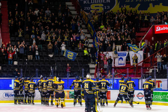 Södertäljes spelare tackar publiken