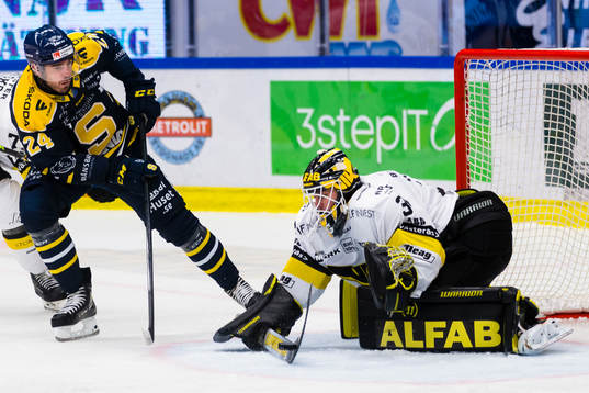 Södertäljes Jacob Dahlström oroar framför Västerås