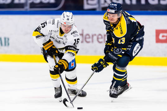 Västerås Filip Karlsson i kamp om pucken med
