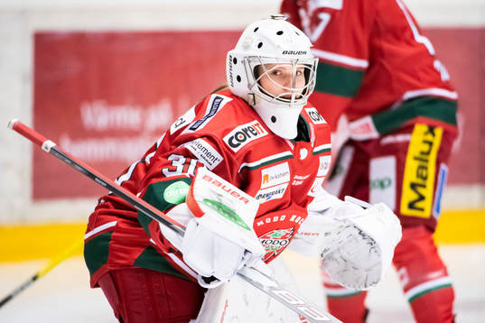 Modos målvakt Viktorije Svejdova värmer upp