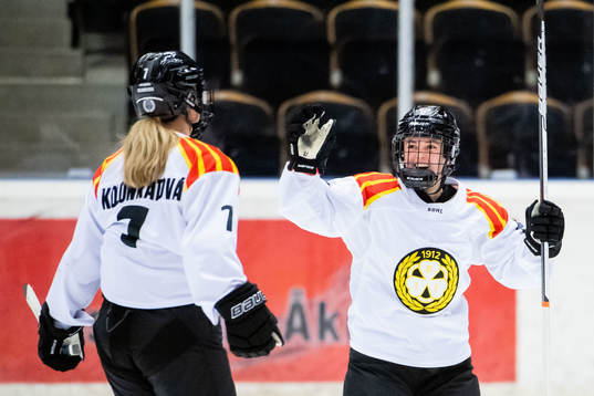 Brynäs  Samantha Kolowratova och Jaycee Gebhard jublar