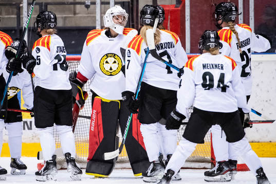Brynäs målvakt Evelina Mäkinen jublar med lagkamrater