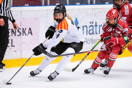Brynäs Josefin Bouveng och Modos Anna Andersson