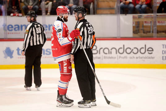 Timrås Per Svensson och domare Richard Magnusson
