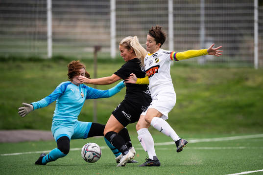 Hisingsbackas målvakt Josefin Halvarsson och Jennifer