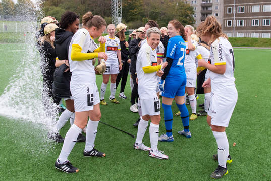 Det sprutas champagne på spelarna i  Häcken