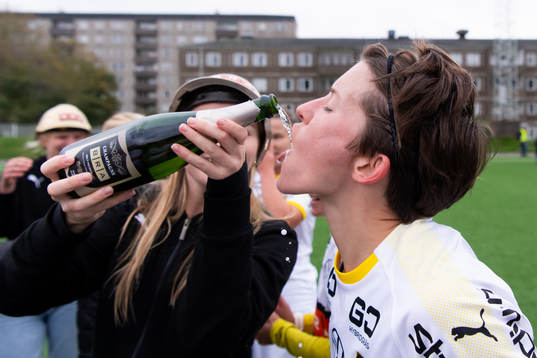 Häckens Karin From dricker champagne