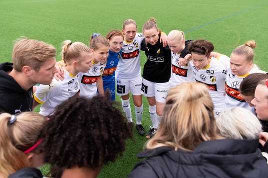 Häckens spelare samlas innan fotbollsmatchen i Div 2