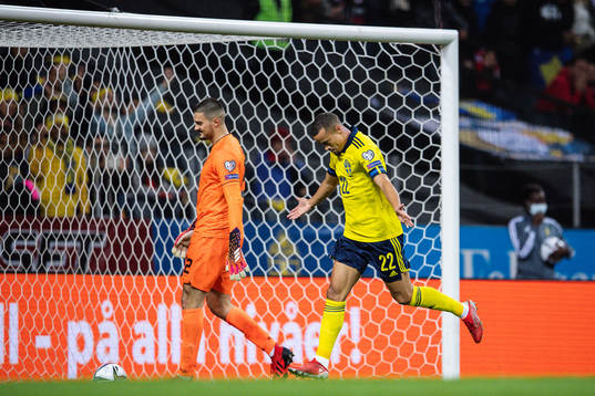 Robin Quaison of Sweden celebrates and goalkeeper Arijanet