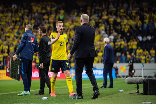 Dejan Kulusevski and head coach Janne Andersson of Sweden