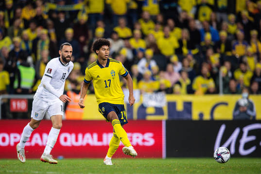 Vedat Muriqi of Kosovo and Jens-Lys Cajuste of Sweden