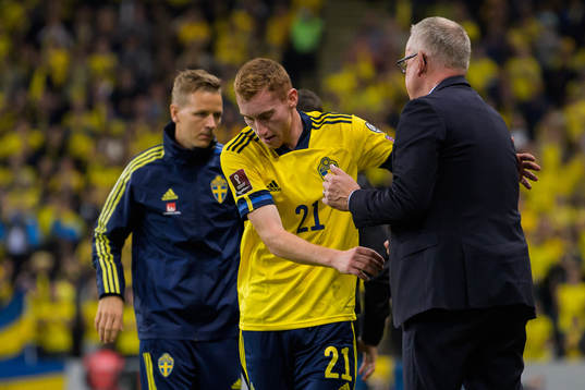 Dejan Kulusevski and head coach Janne Andersson of Sweden